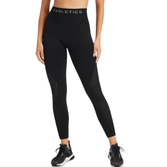 NWT Fabletics Sync High-waisted Perforated 7/8 Leggings Women's M Black - Picture 1 of 12